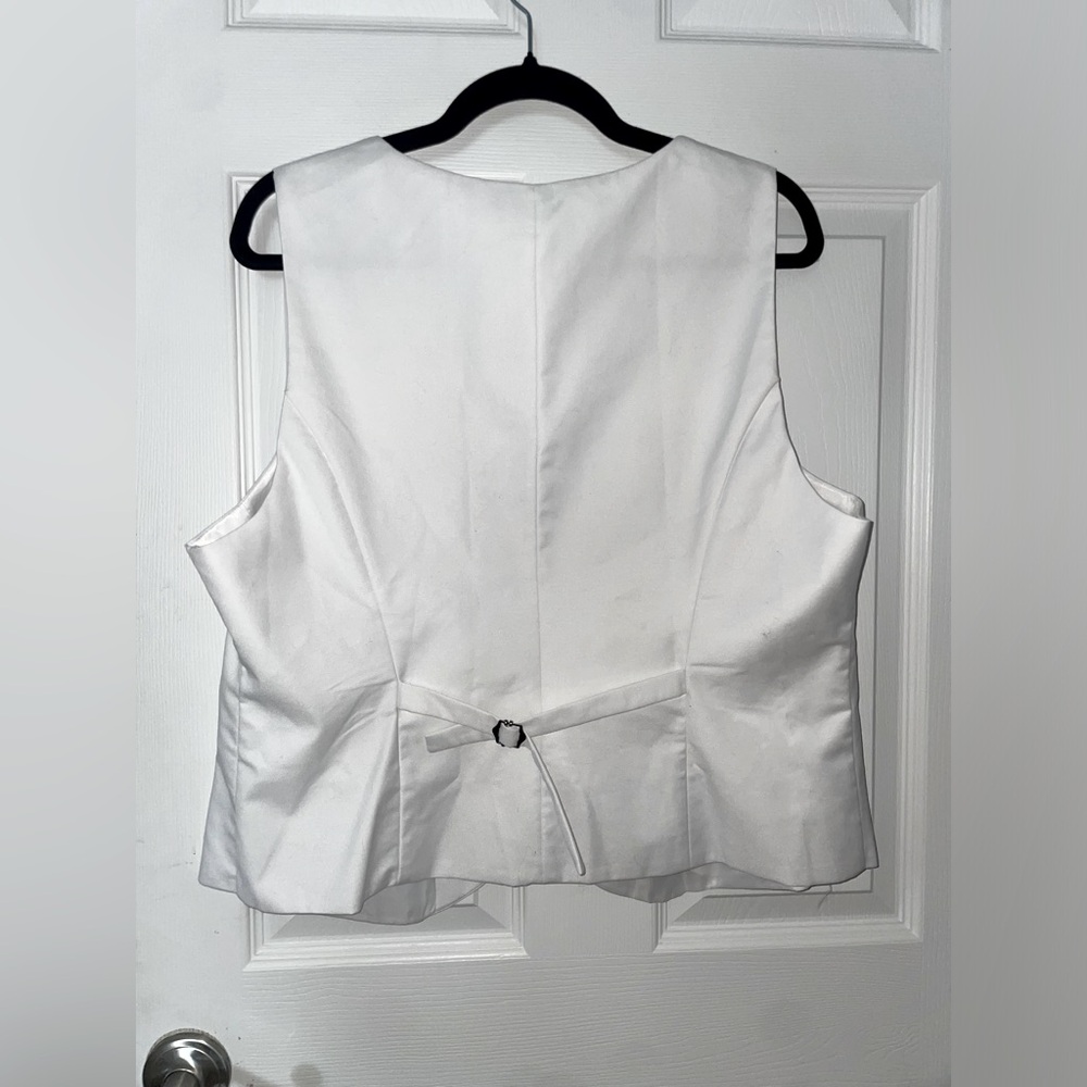 Elegant White Women's Buttoned Vest - Picture 3 of 3